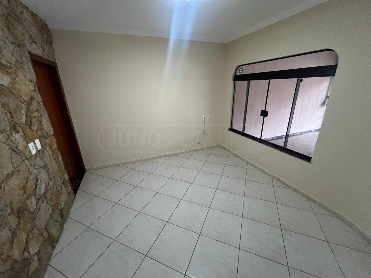Casa para alugar, 3 quartos, sendo 1 suíte, 2 vagas, no bairro Santa Maria II em Rio das Pedras - SP