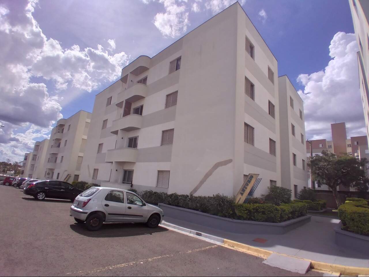 Apartamento para alugar no Portal das Flores, 3 quartos, sendo 1 suíte, 1 vaga, no bairro Jardim Caxambu em Piracicaba - SP