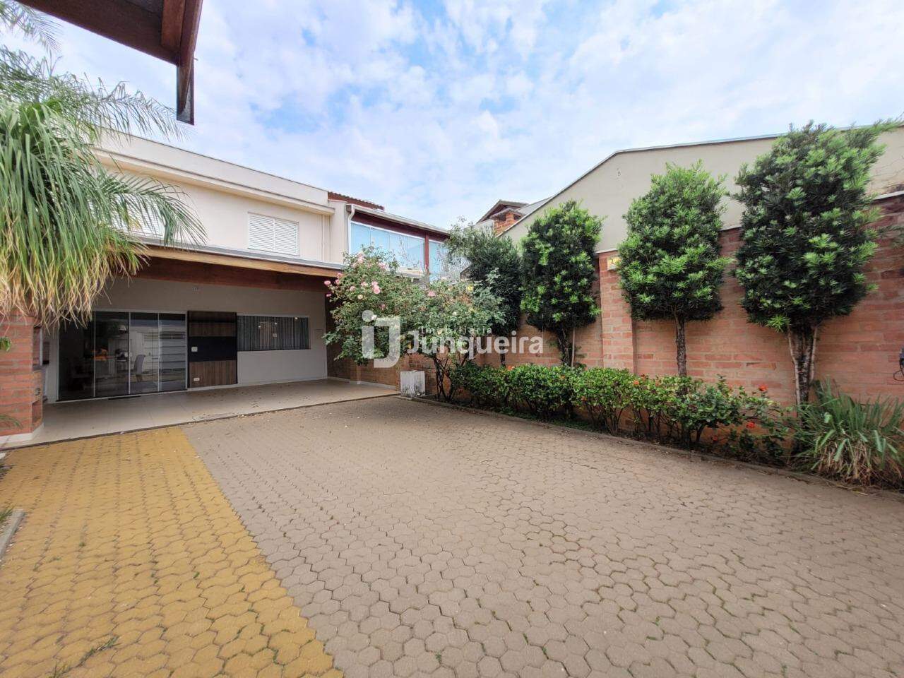 Casa em Condomínio para alugar no Águas Claras, 3 quartos, sendo 1 suíte, 4 vagas, no bairro Astúrias em Piracicaba - SP