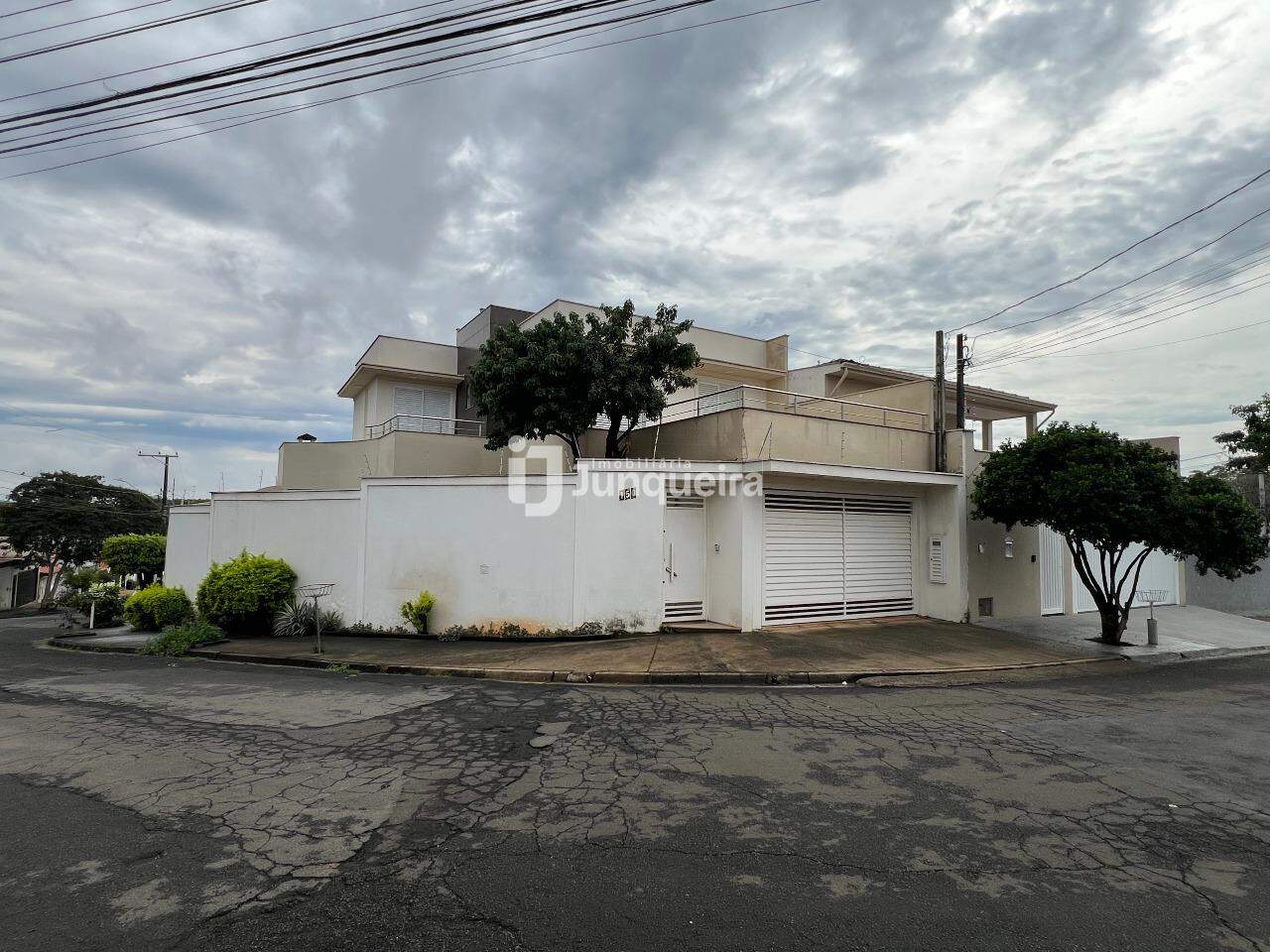 Casa para alugar, 3 quartos, sendo 2 suítes, 2 vagas, no bairro Castelinho em Piracicaba - SP