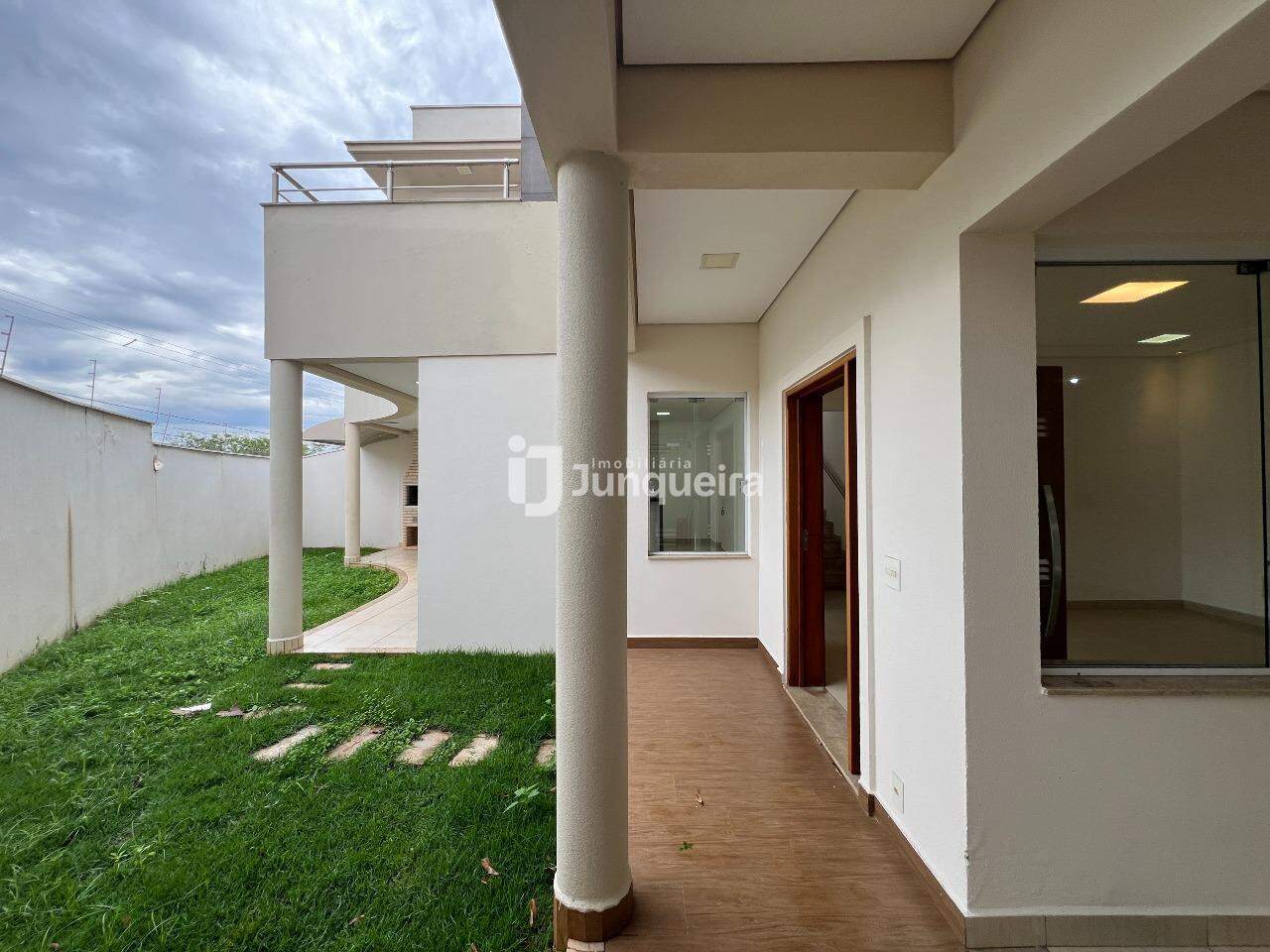 Casa para alugar, 3 quartos, sendo 2 suítes, 2 vagas, no bairro Castelinho em Piracicaba - SP