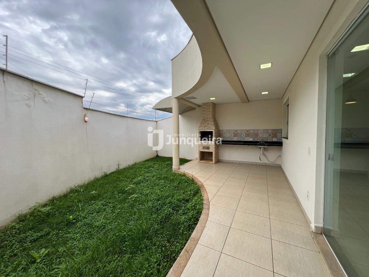 Casa para alugar, 3 quartos, sendo 2 suítes, 2 vagas, no bairro Castelinho em Piracicaba - SP