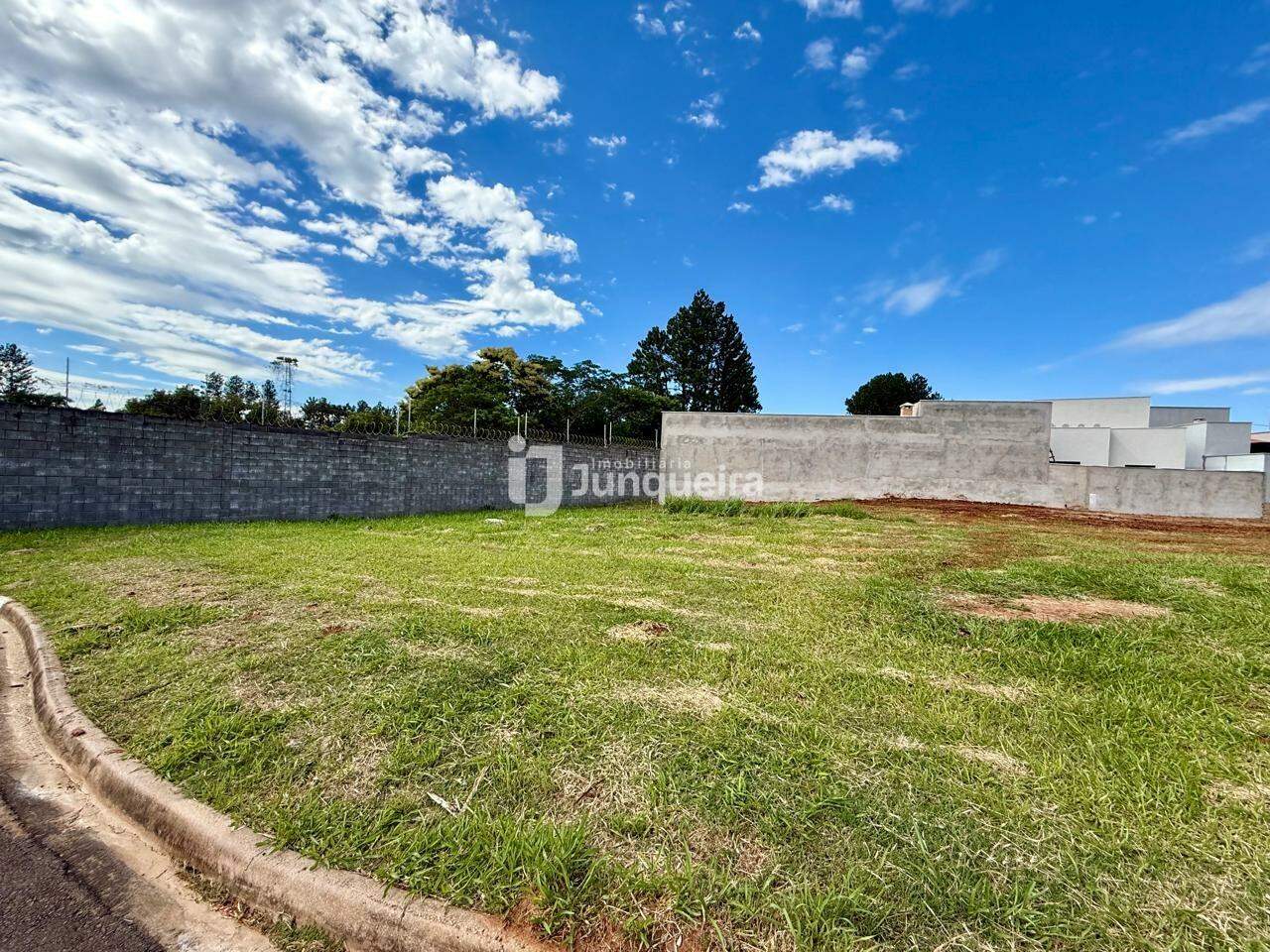 Terreno em Condomínio à venda no Quinta do Engenho, no bairro Residencial Quinta do Engenho em Rio das Pedras - SP