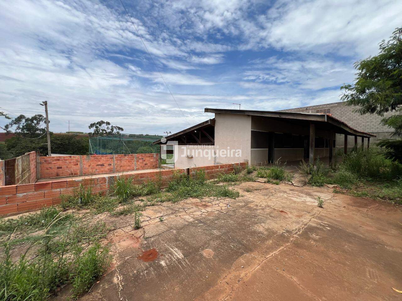 Casa para alugar, 4 quartos, sendo 1 suíte, 8 vagas, no bairro Jardim São Carlos em Rio das Pedras - SP