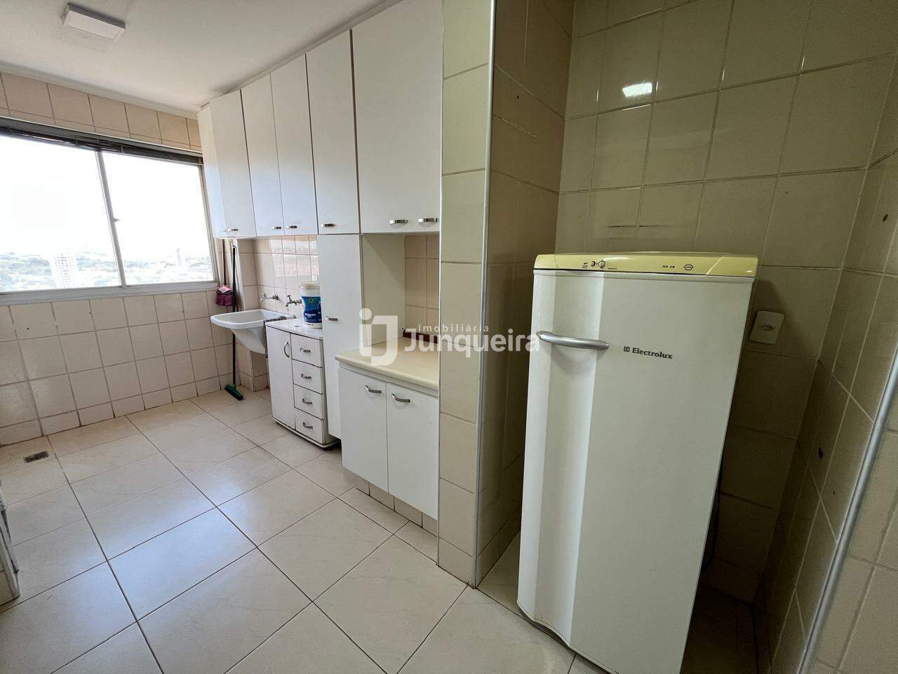 Apartamento para alugar no Edifício Dona Esther Galesi Ducatti, 3 quartos, sendo 3 suítes, 2 vagas, no bairro Vila Rezende em Piracicaba - SP