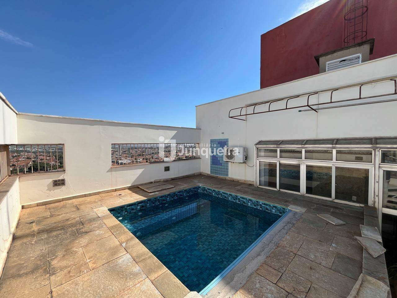 Apartamento para alugar no Edifício Dona Esther Galesi Ducatti, 3 quartos, sendo 3 suítes, 2 vagas, no bairro Vila Rezende em Piracicaba - SP