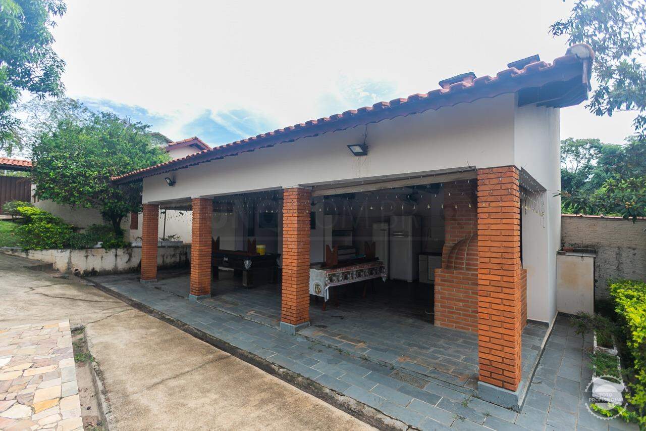 Casa à venda, 10 quartos, sendo 8 suítes, 7 vagas, no bairro Centro em Águas de São Pedro - SP