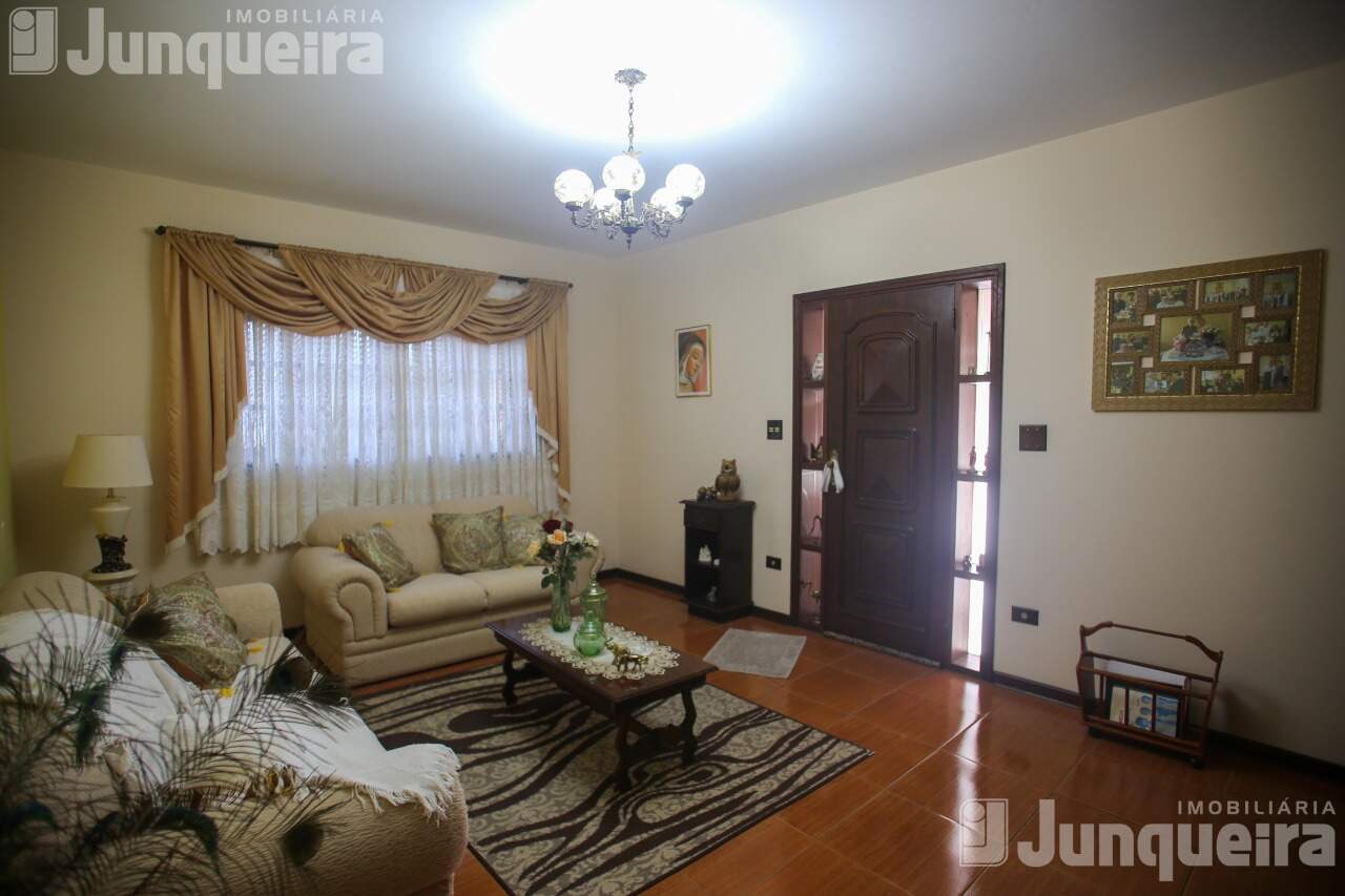 Casa à venda, 4 quartos, sendo 2 suítes, no bairro Dois Córregos em Piracicaba - SP