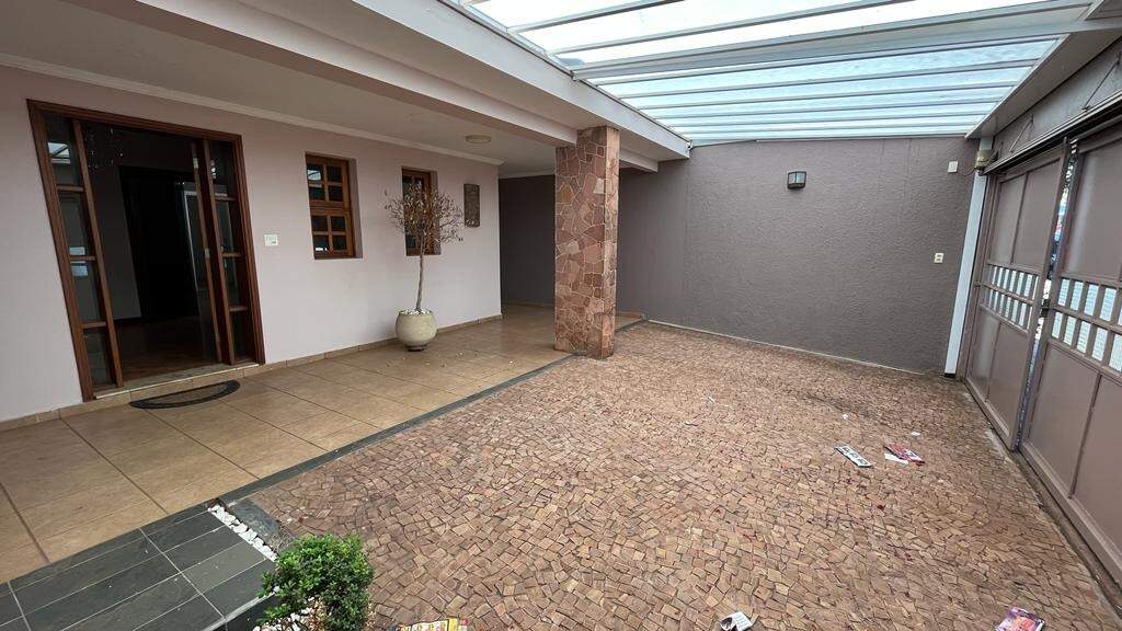 Casa para alugar, 5 quartos, sendo 2 suítes, 3 vagas, no bairro Vila Rezende em Piracicaba - SP