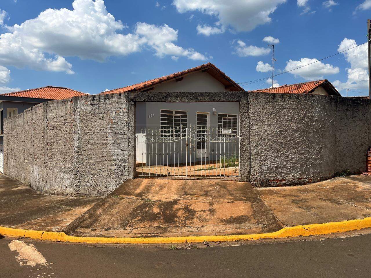Casa para alugar, 2 quartos, sendo 1 suíte, 3 vagas, no bairro Residencial Doutor Jorge Coury em Rio das Pedras - SP