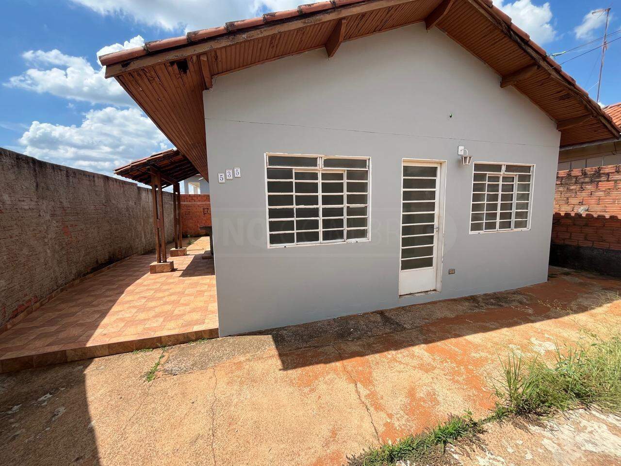 Casa para alugar, 2 quartos, sendo 1 suíte, 3 vagas, no bairro Residencial Doutor Jorge Coury em Rio das Pedras - SP