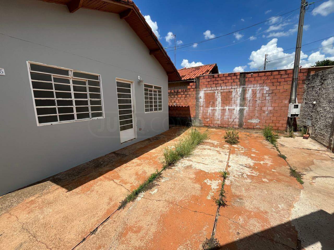 Casa para alugar, 2 quartos, sendo 1 suíte, 3 vagas, no bairro Residencial Doutor Jorge Coury em Rio das Pedras - SP