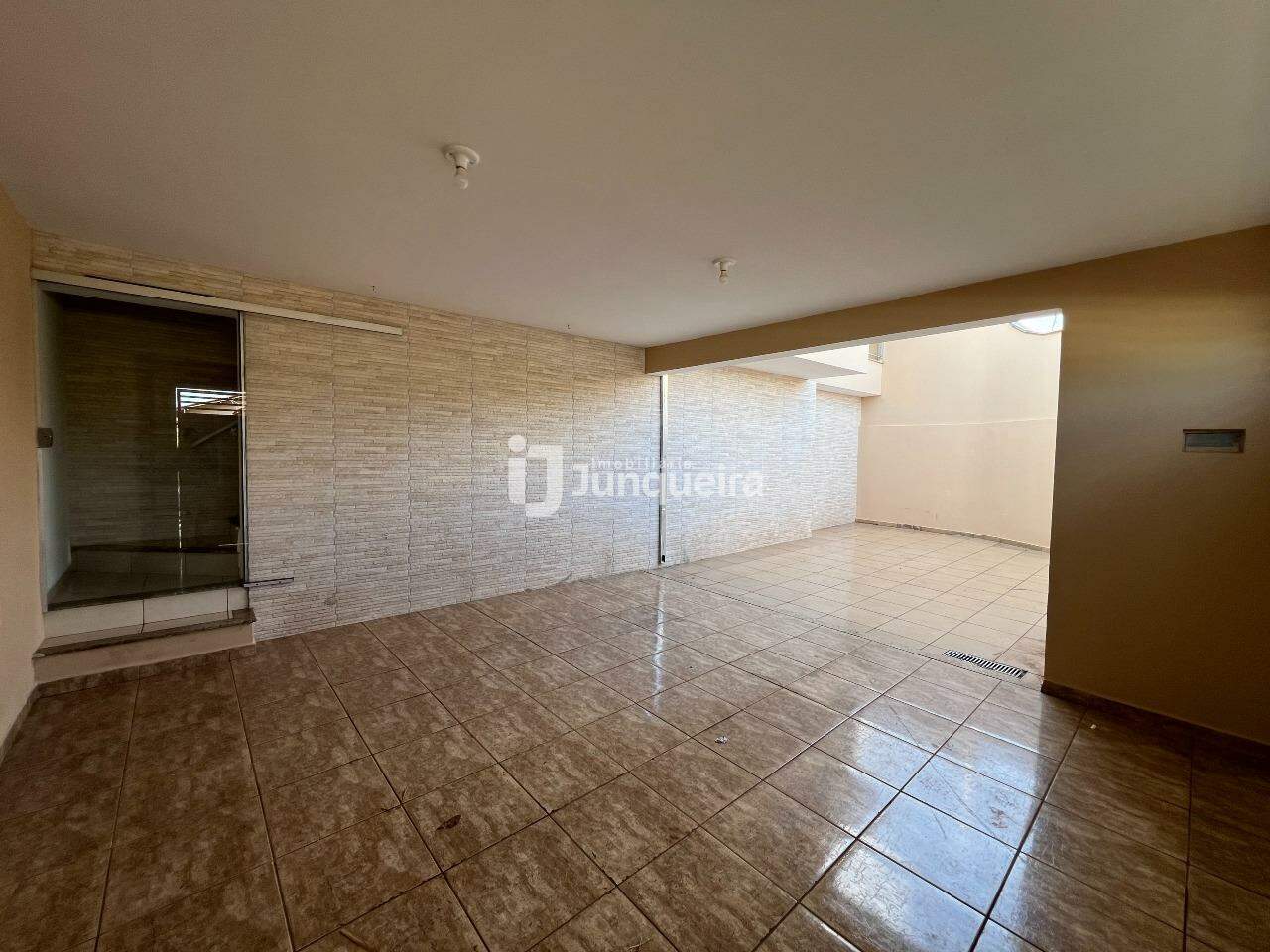 Casa para alugar, 3 quartos, sendo 1 suíte, 2 vagas, no bairro Jardim São Cristóvão I em Rio das Pedras - SP