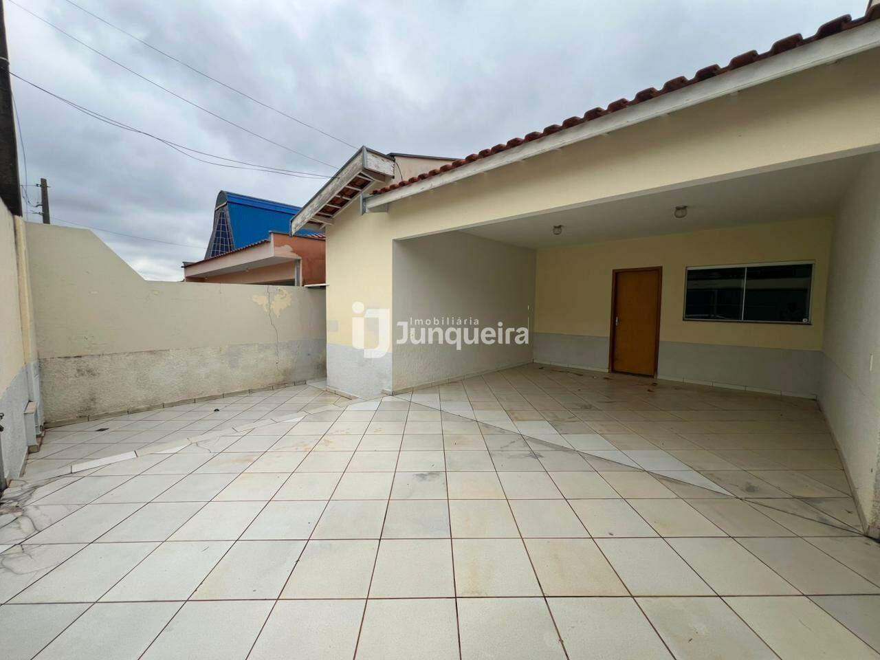 Casa para alugar, 2 quartos, sendo 1 suíte, 2 vagas, no bairro Santa Maria em Rio das Pedras - SP