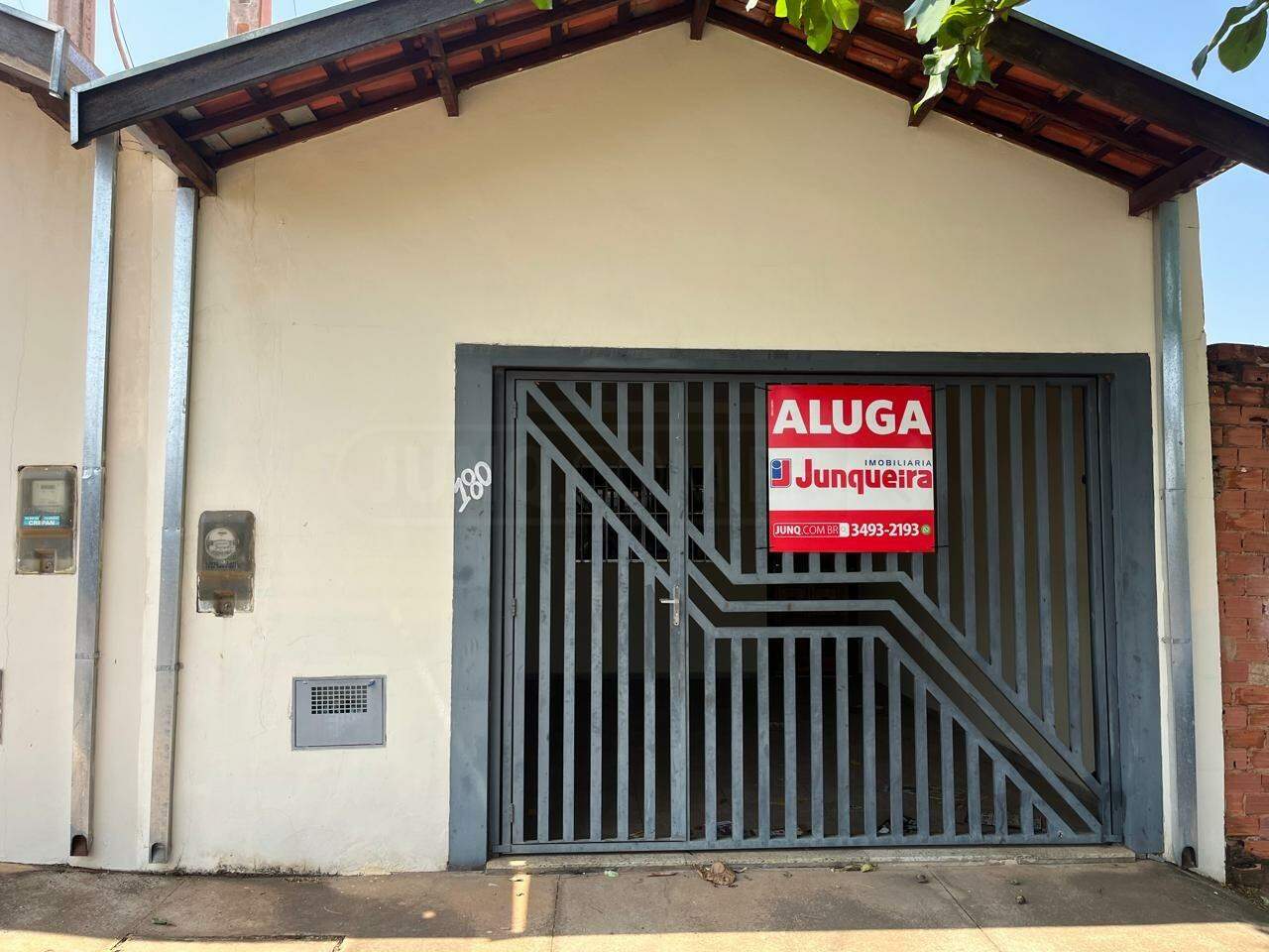 Casa para alugar, 2 quartos, sendo 1 suíte, 2 vagas, no bairro Jardim São Cristóvão II em Rio das Pedras - SP