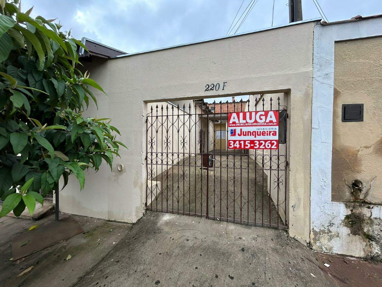 Casa para alugar, 1 quarto, 2 vagas, no bairro Santa Terezinha em Piracicaba - SP