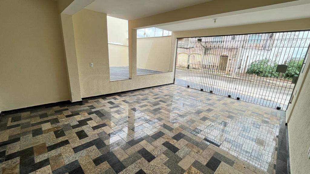 Casa para alugar, 3 quartos, sendo 1 suíte, 2 vagas, no bairro Vila Cristina em Piracicaba - SP