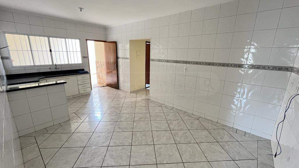 Casa para alugar, 3 quartos, sendo 1 suíte, 2 vagas, no bairro Vila Cristina em Piracicaba - SP