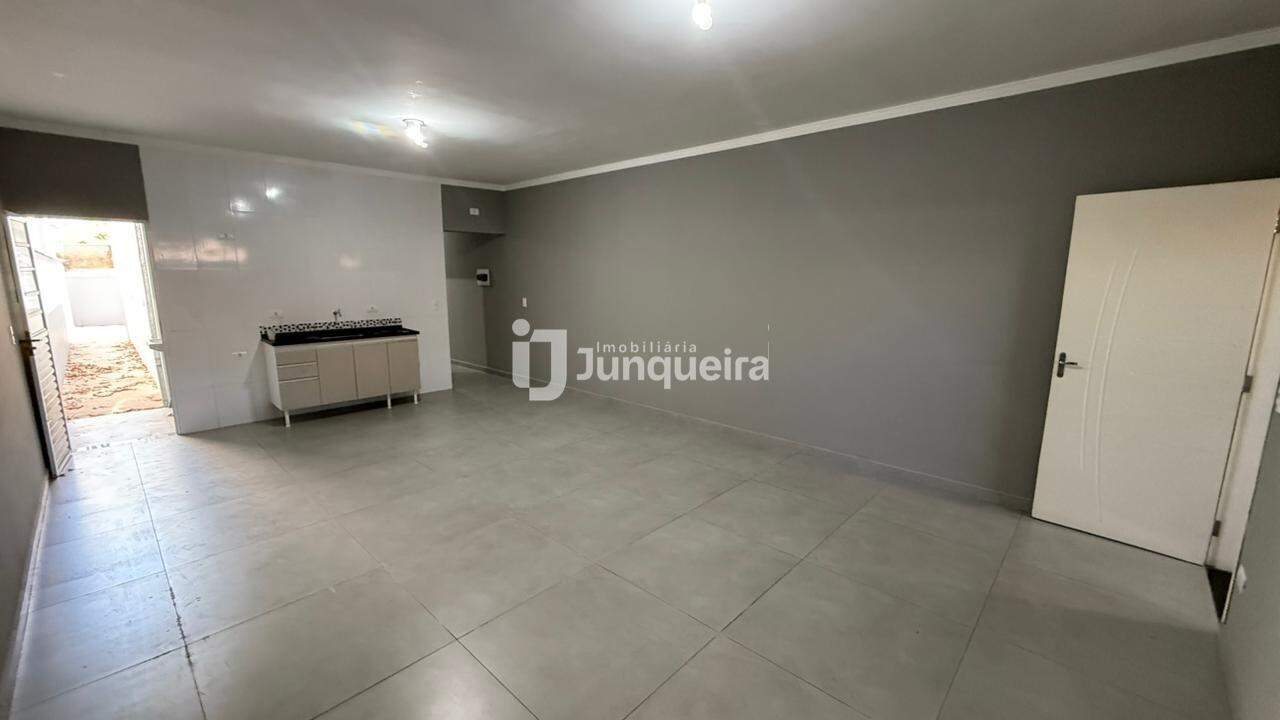 Casa para alugar, 3 quartos, sendo 1 suíte, 2 vagas, no bairro Santa Terezinha em Piracicaba - SP