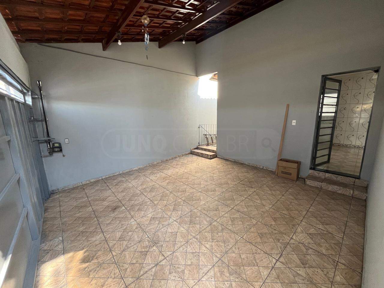 Casa para alugar, 2 quartos, sendo 1 suíte, 2 vagas, no bairro Jardim São Carlos em Rio das Pedras - SP