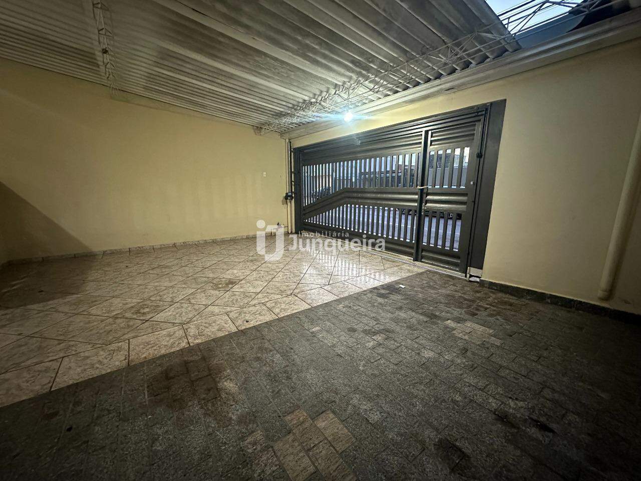 Casa para alugar, 4 quartos, sendo 1 suíte, 2 vagas, no bairro São Judas em Piracicaba - SP