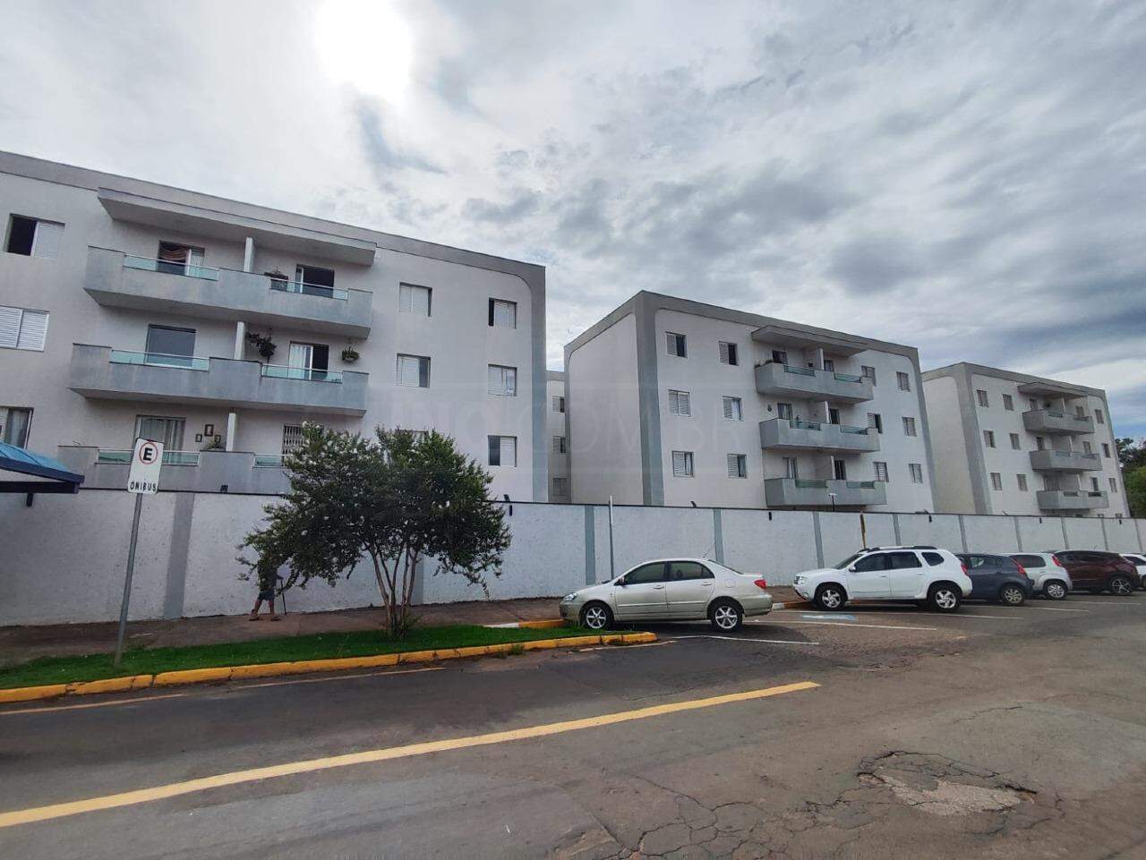 Apartamento à venda, 3 quartos, sendo 1 suíte, 2 vagas, no bairro Centro em Rio das Pedras - SP