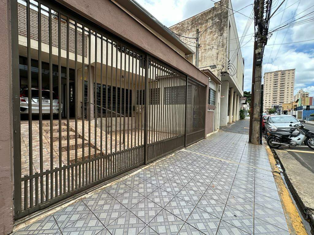 Casa Comercial à venda, 6 quartos, sendo 2 suítes, 1 vaga, no bairro Centro em Piracicaba - SP