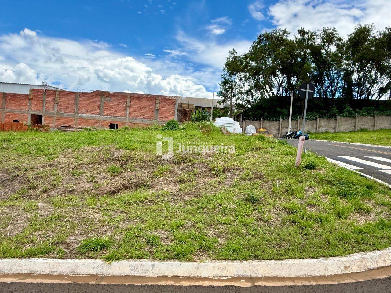 Terreno em Condomínio à venda no Terras do Sinhô III, no bairro Terras do Sinhô lll em Piracicaba - SP