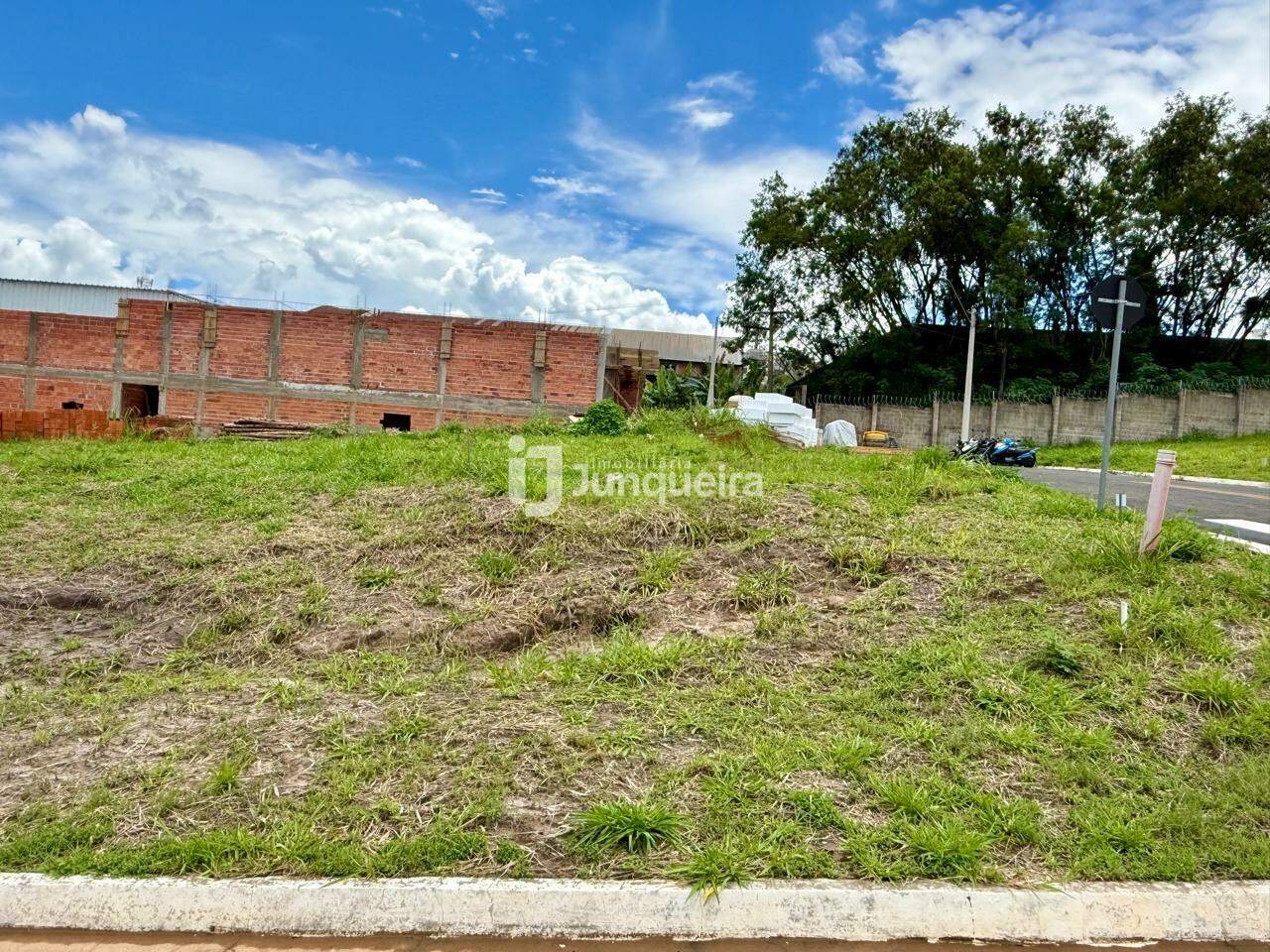 Terreno em Condomínio à venda no Terras do Sinhô III, no bairro Terras do Sinhô lll em Piracicaba - SP