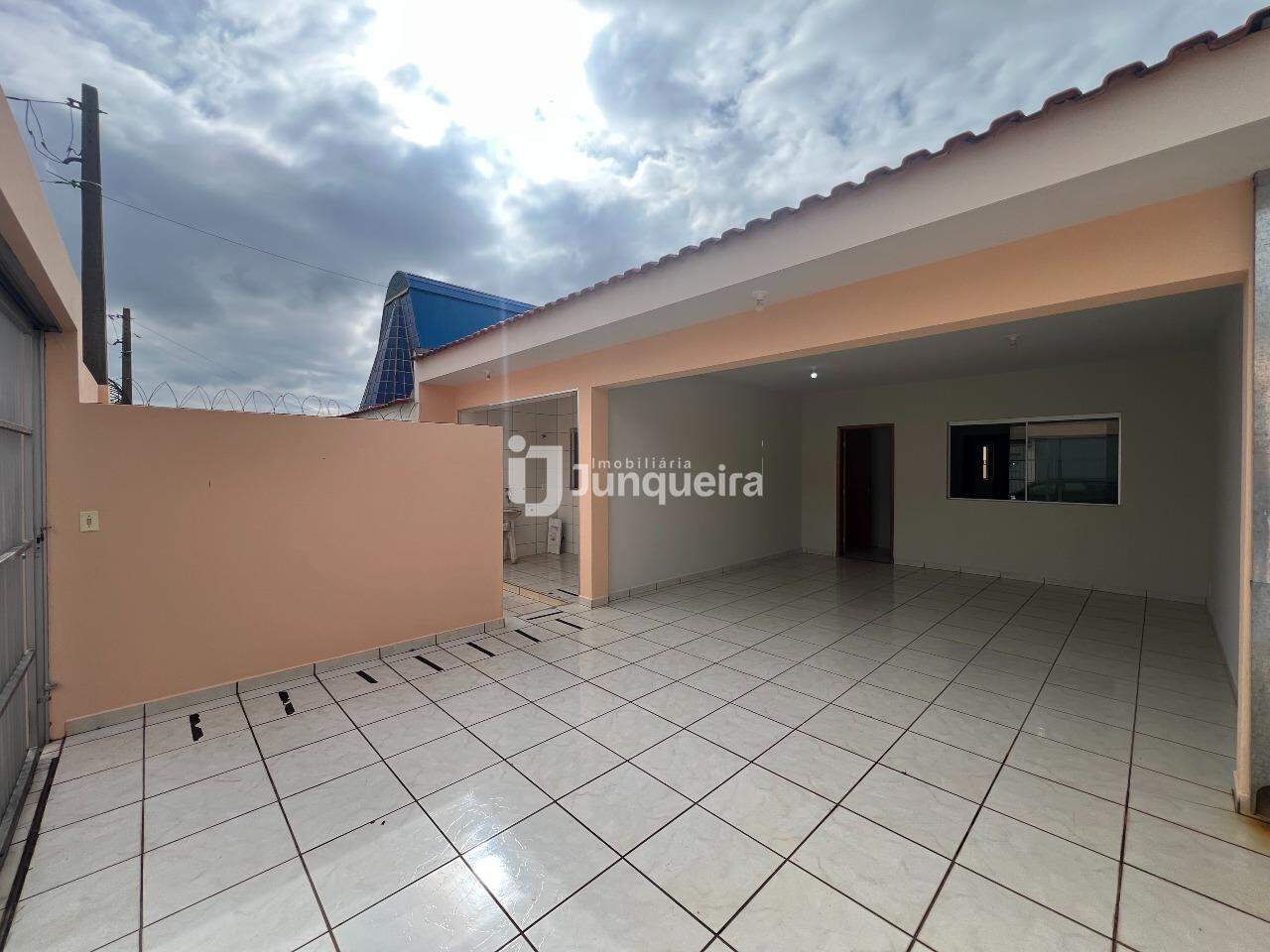 Casa para alugar, 3 quartos, sendo 1 suíte, 2 vagas, no bairro Santa Maria em Rio das Pedras - SP