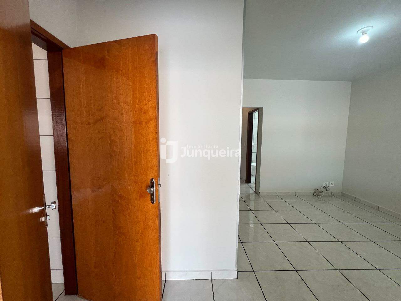 Casa para alugar, 3 quartos, sendo 1 suíte, 2 vagas, no bairro Santa Maria em Rio das Pedras - SP