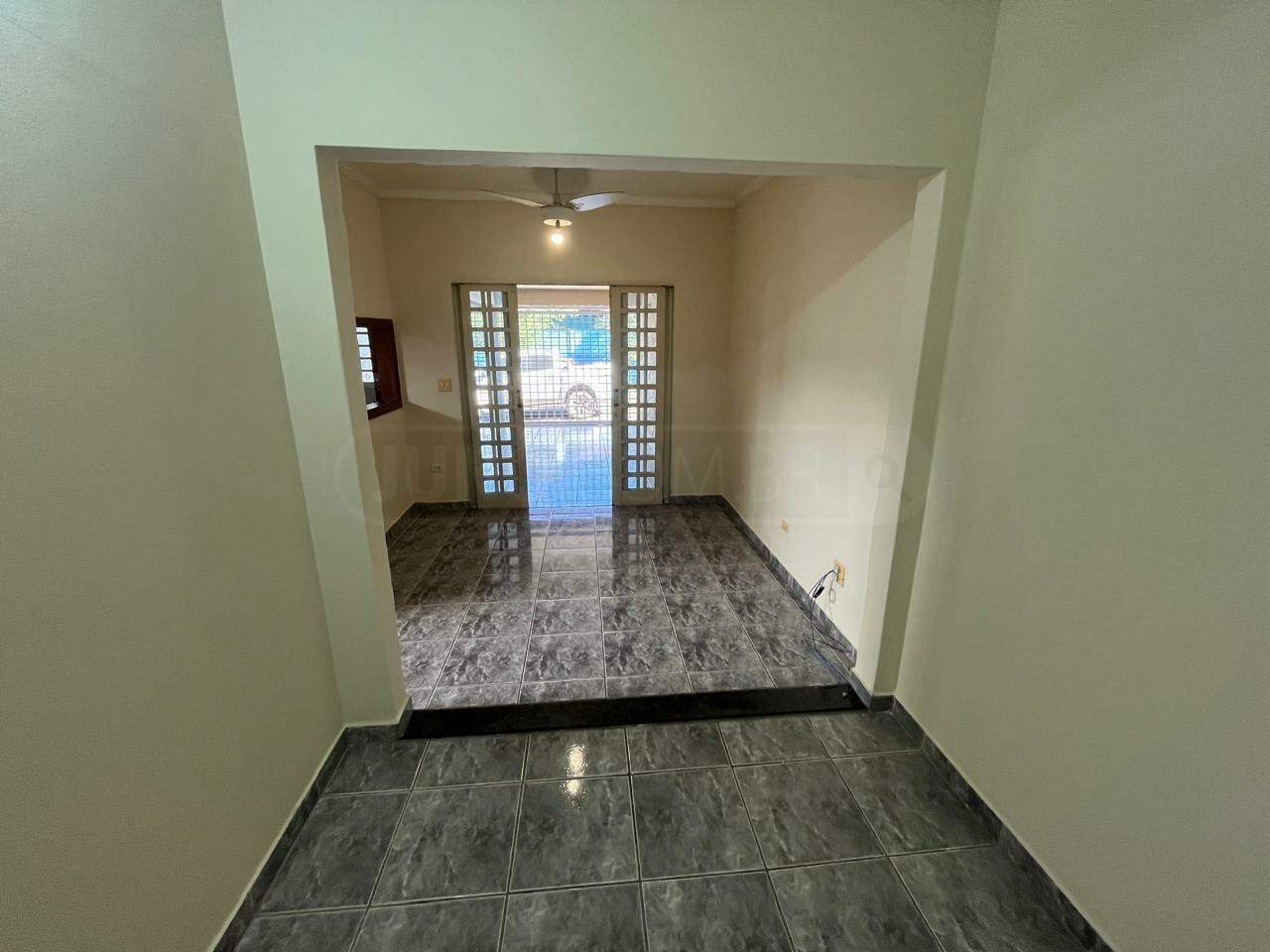 Casa para alugar, 3 quartos, sendo 1 suíte, 2 vagas, no bairro Conjunto Residencial Mário Dedini em Piracicaba - SP