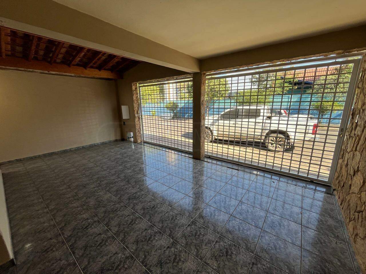 Casa para alugar, 3 quartos, sendo 1 suíte, 2 vagas, no bairro Conjunto Residencial Mário Dedini em Piracicaba - SP
