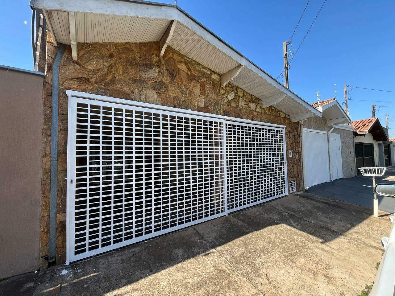Casa para alugar, 3 quartos, sendo 1 suíte, 2 vagas, no bairro Conjunto Residencial Mário Dedini em Piracicaba - SP