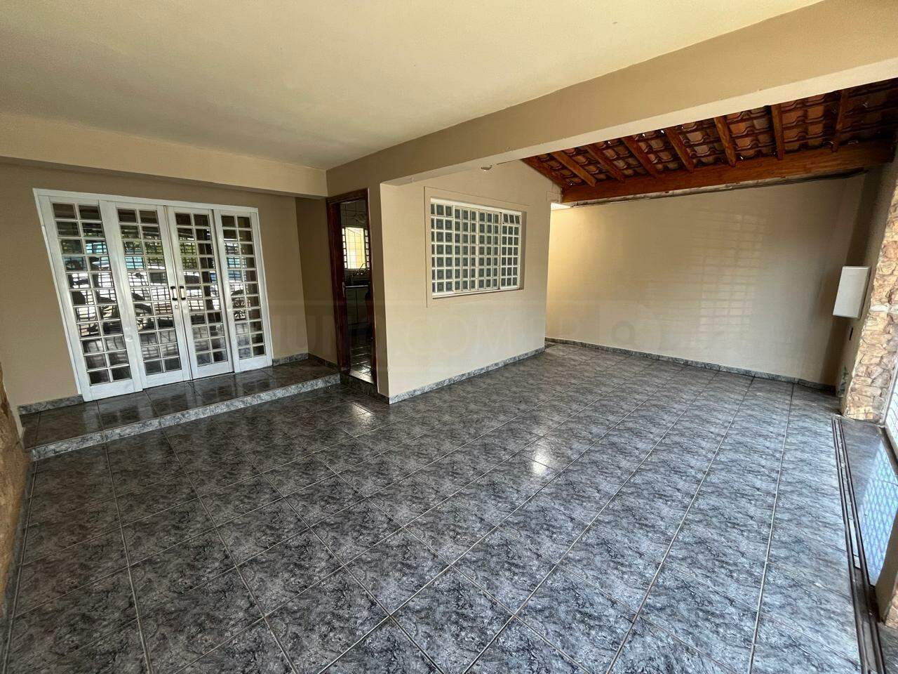 Casa para alugar, 3 quartos, sendo 1 suíte, 2 vagas, no bairro Conjunto Residencial Mário Dedini em Piracicaba - SP