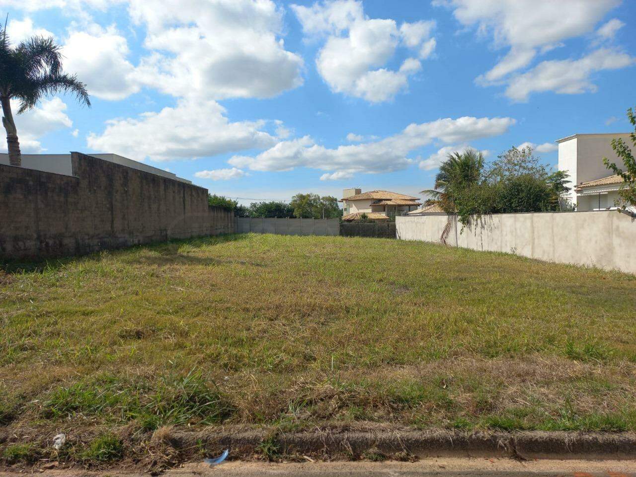 Terreno em Condomínio à venda no Morada dos Pássaros, no bairro Recanto dos Universitários em Rio das Pedras - SP