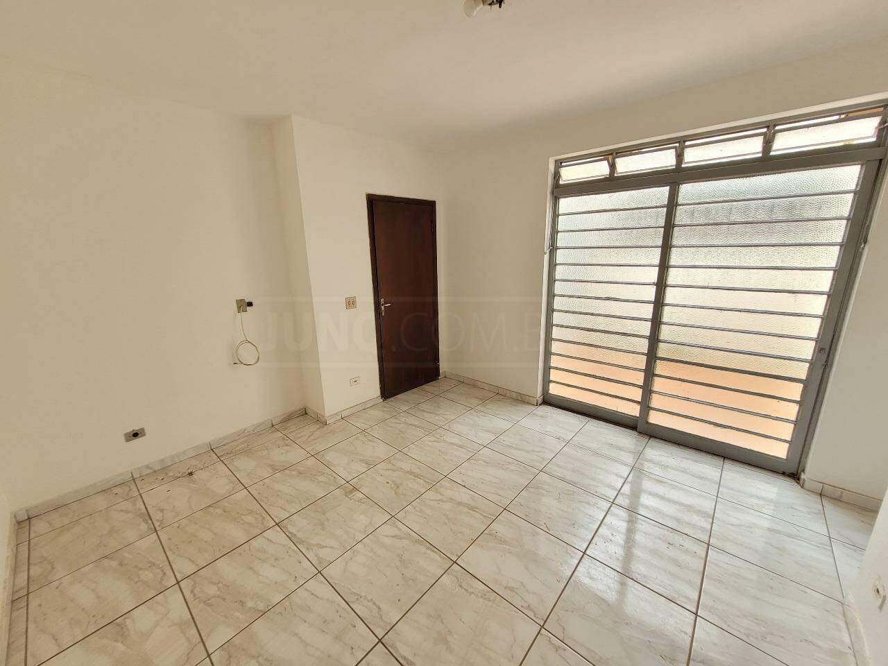 Casa para alugar, 3 quartos, sendo 1 suíte, 2 vagas, no bairro Vila Independência em Piracicaba - SP