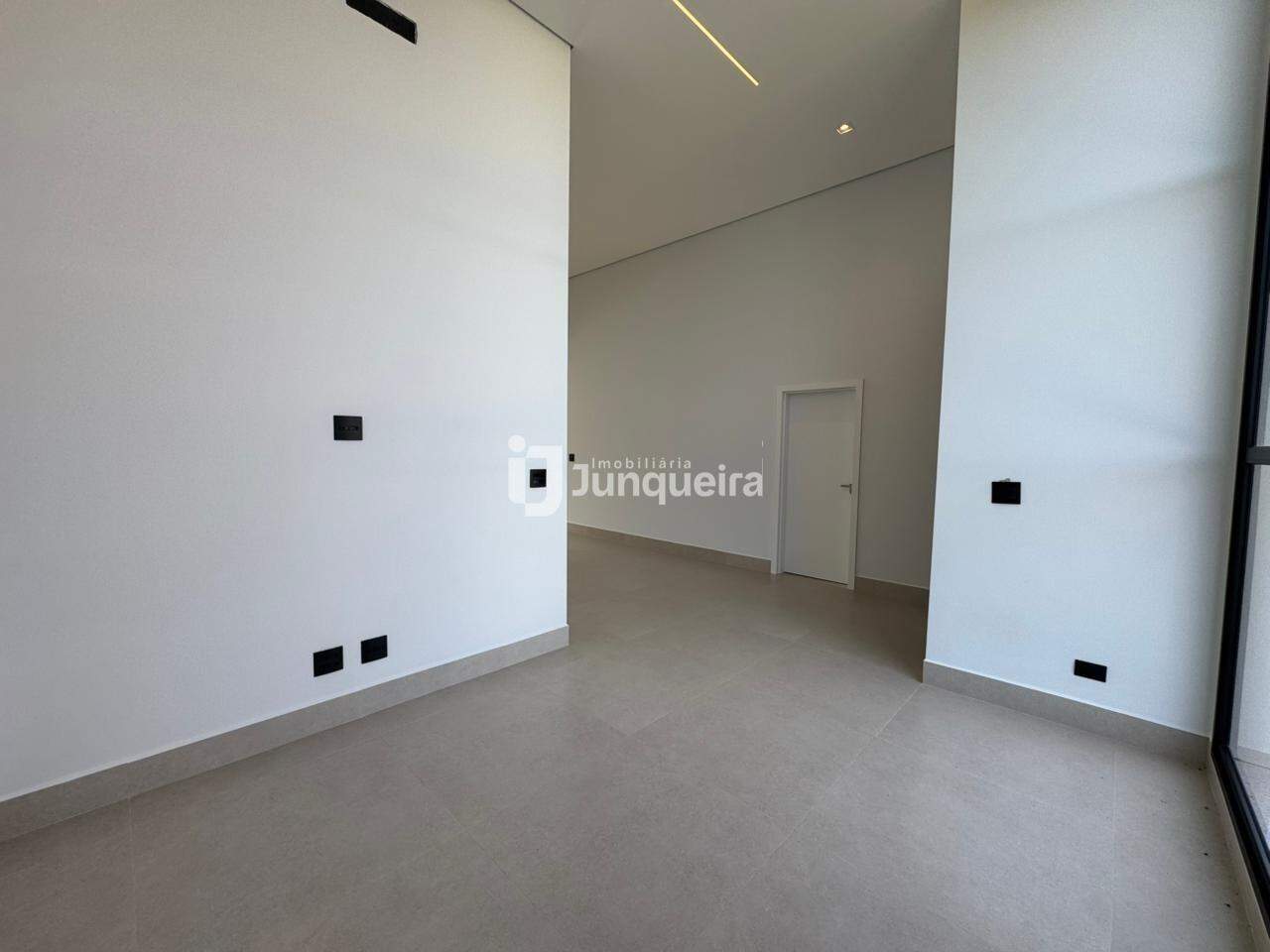 Casa em Condomínio à venda no Damha II , 3 quartos, sendo 3 suítes, 4 vagas, no bairro Parque Residencial Damha II em Piracicaba - SP
