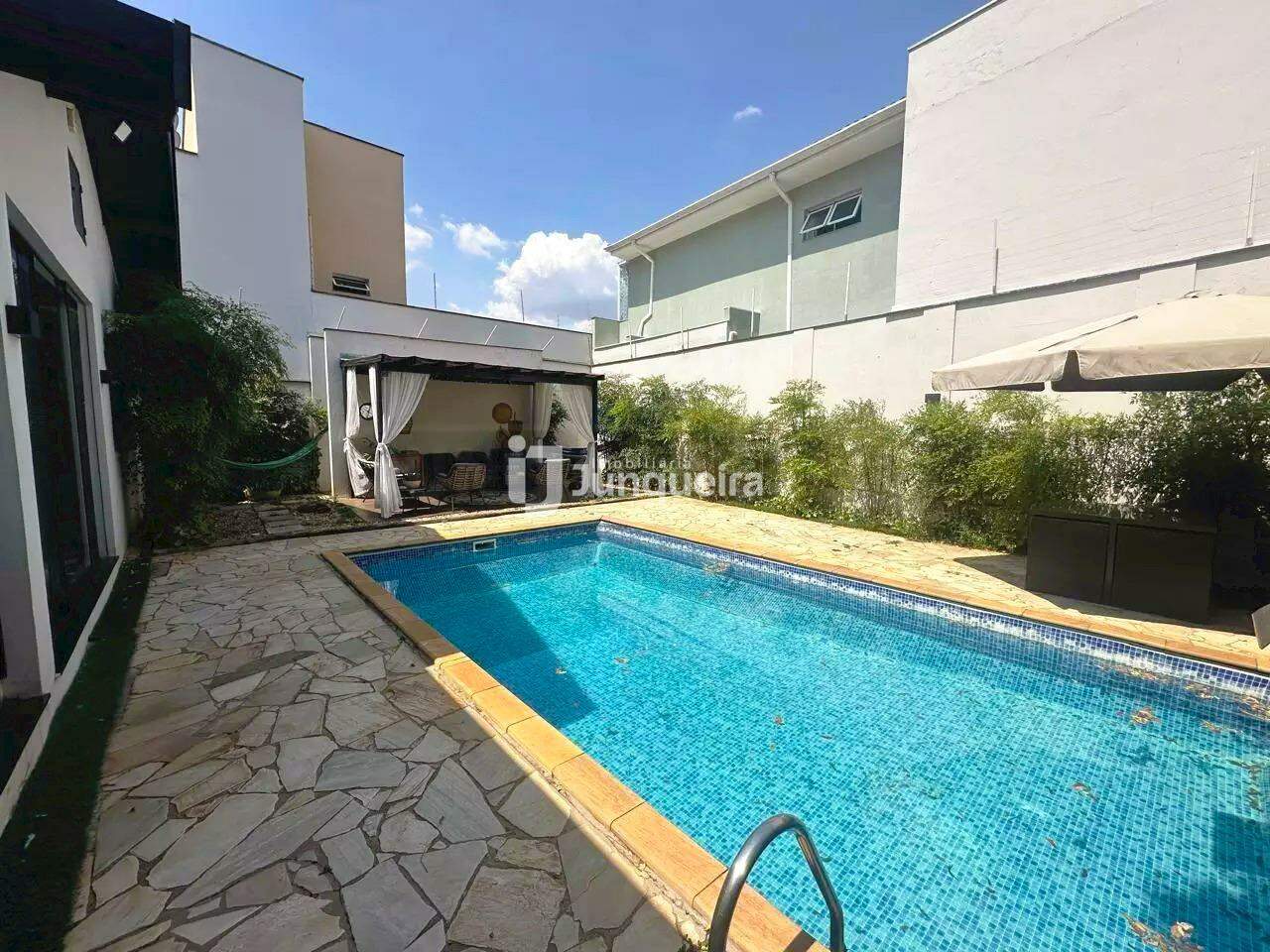 Casa à venda, 3 quartos, sendo 1 suíte, 2 vagas, no bairro Nova Piracicaba em Piracicaba - SP