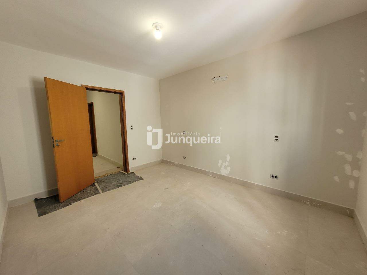 Casa para alugar, 3 quartos, sendo 1 suíte, 1 vaga, no bairro Centro em Piracicaba - SP