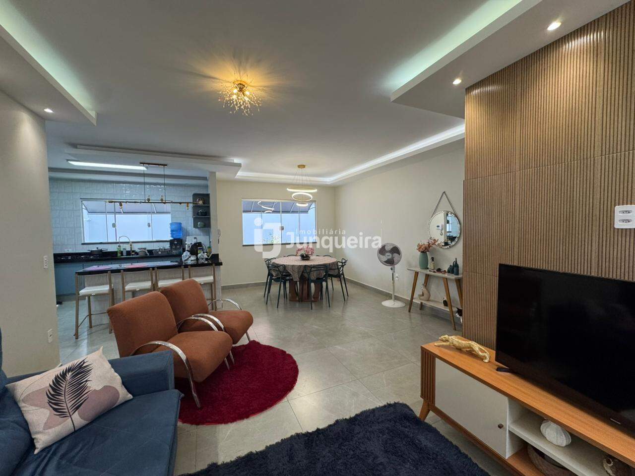 Casa à venda, 3 quartos, sendo 1 suíte, 4 vagas, no bairro Residencial Doutor Jorge Coury em Rio das Pedras - SP