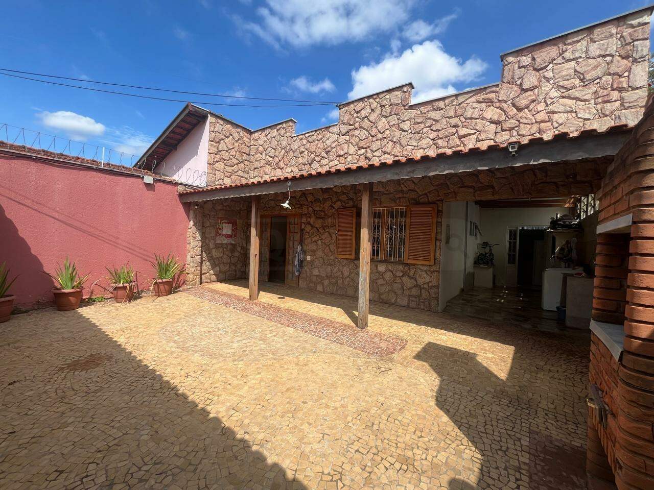 Casa à venda, 2 quartos, sendo 1 suíte, 2 vagas, no bairro Nova Pompéia em Piracicaba - SP