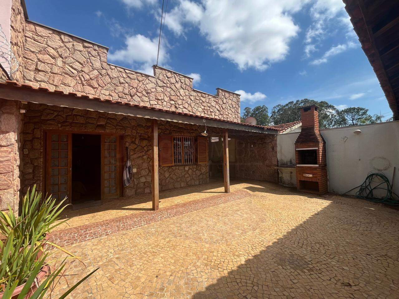 Casa à venda, 2 quartos, sendo 1 suíte, 2 vagas, no bairro Nova Pompéia em Piracicaba - SP