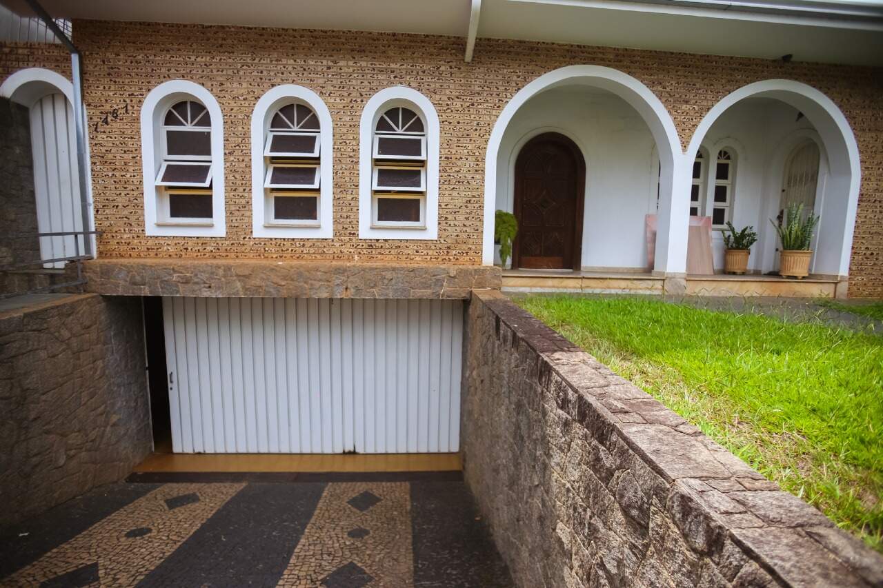 Casa para alugar, 5 quartos, sendo 3 suítes, 6 vagas, no bairro Cidade Alta em Piracicaba - SP