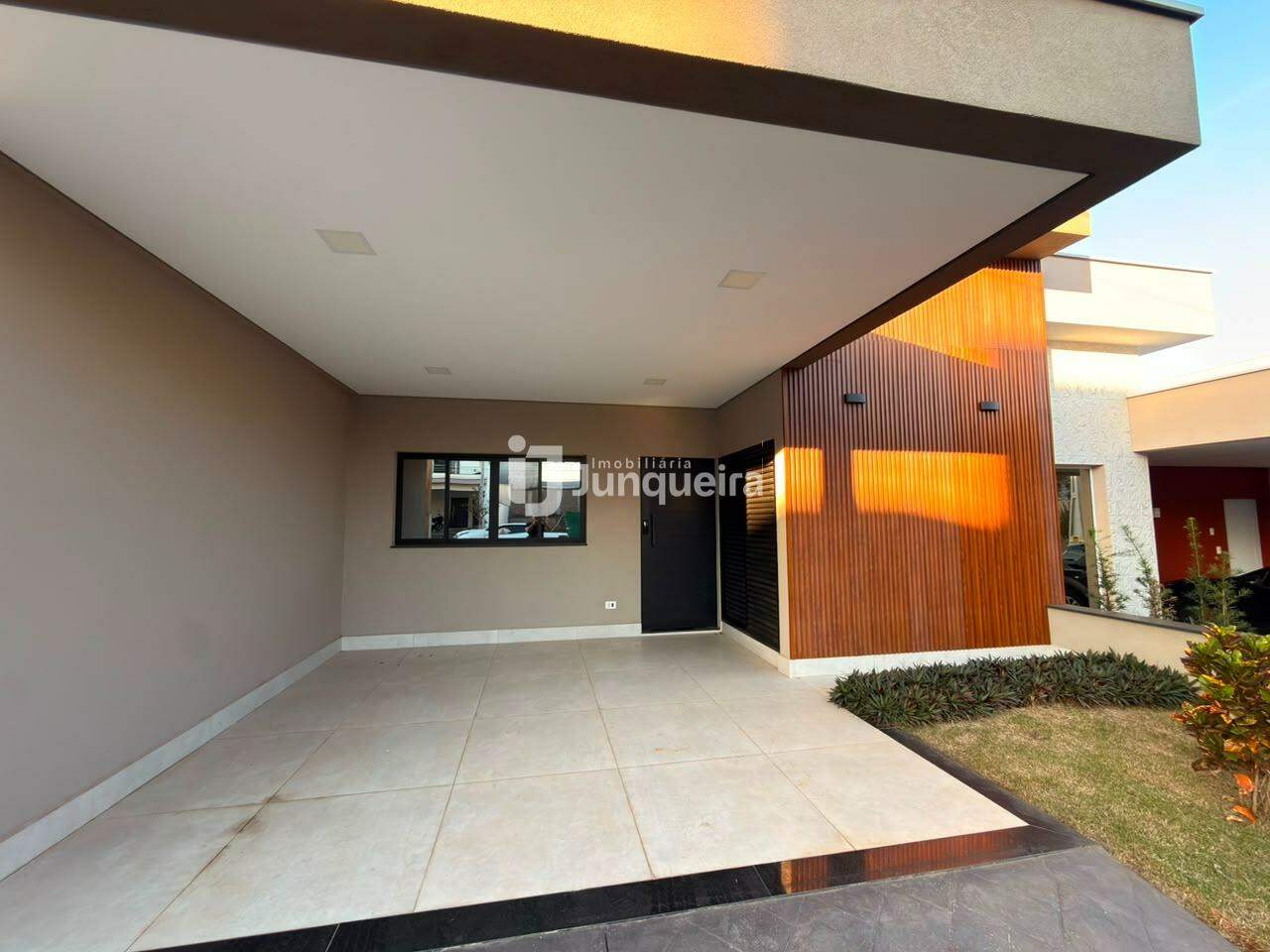 Casa em Condomínio à venda no Tomazella , 3 quartos, sendo 1 suíte, 2 vagas, no bairro Residencial Tomazella em Piracicaba - SP