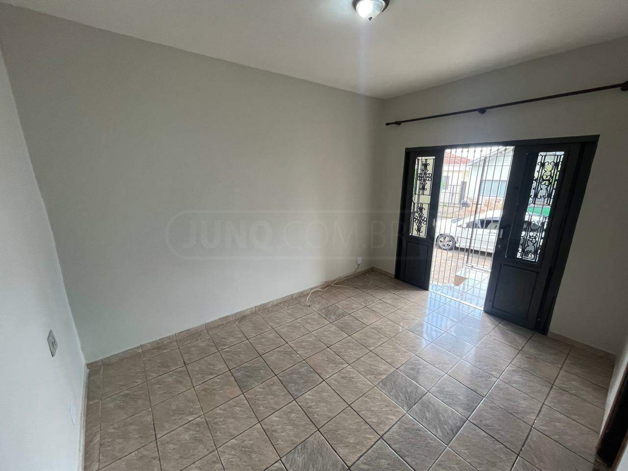 Casa para alugar, 3 quartos, sendo 1 suíte, no bairro Vila Rezende em Piracicaba - SP