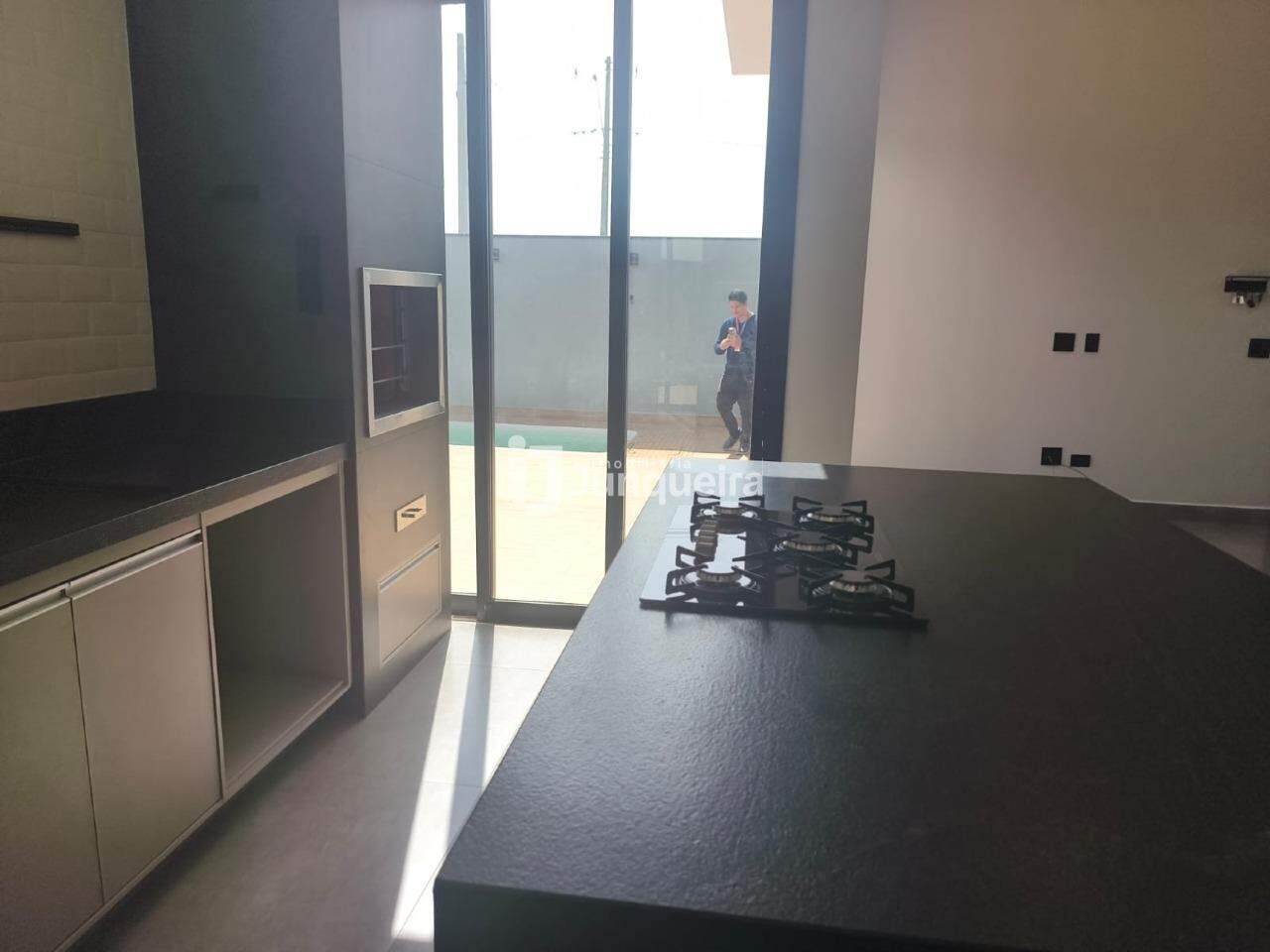 Casa em Condomínio à venda no Quinta do Engenho, 3 quartos, sendo 3 suítes, 4 vagas, no bairro Residencial Quinta do Engenho em Rio das Pedras - SP