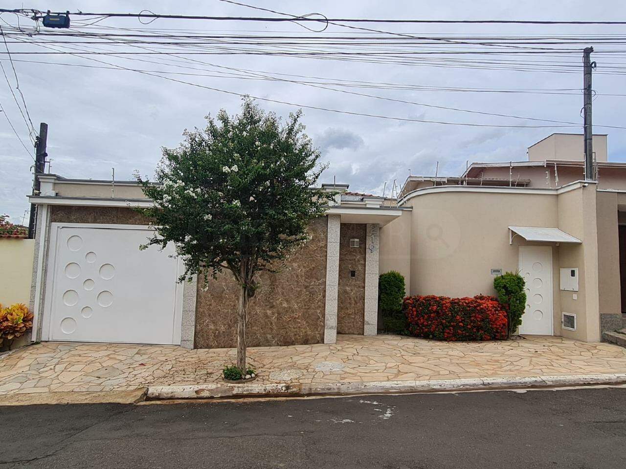 Casa para alugar, 3 quartos, sendo 3 suítes, 4 vagas, no bairro Parque Santa Cecília em Piracicaba - SP