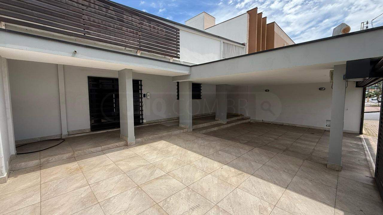 Casa Comercial para alugar, sendo 1 suíte, 4 vagas, no bairro Vila Independência em Piracicaba - SP