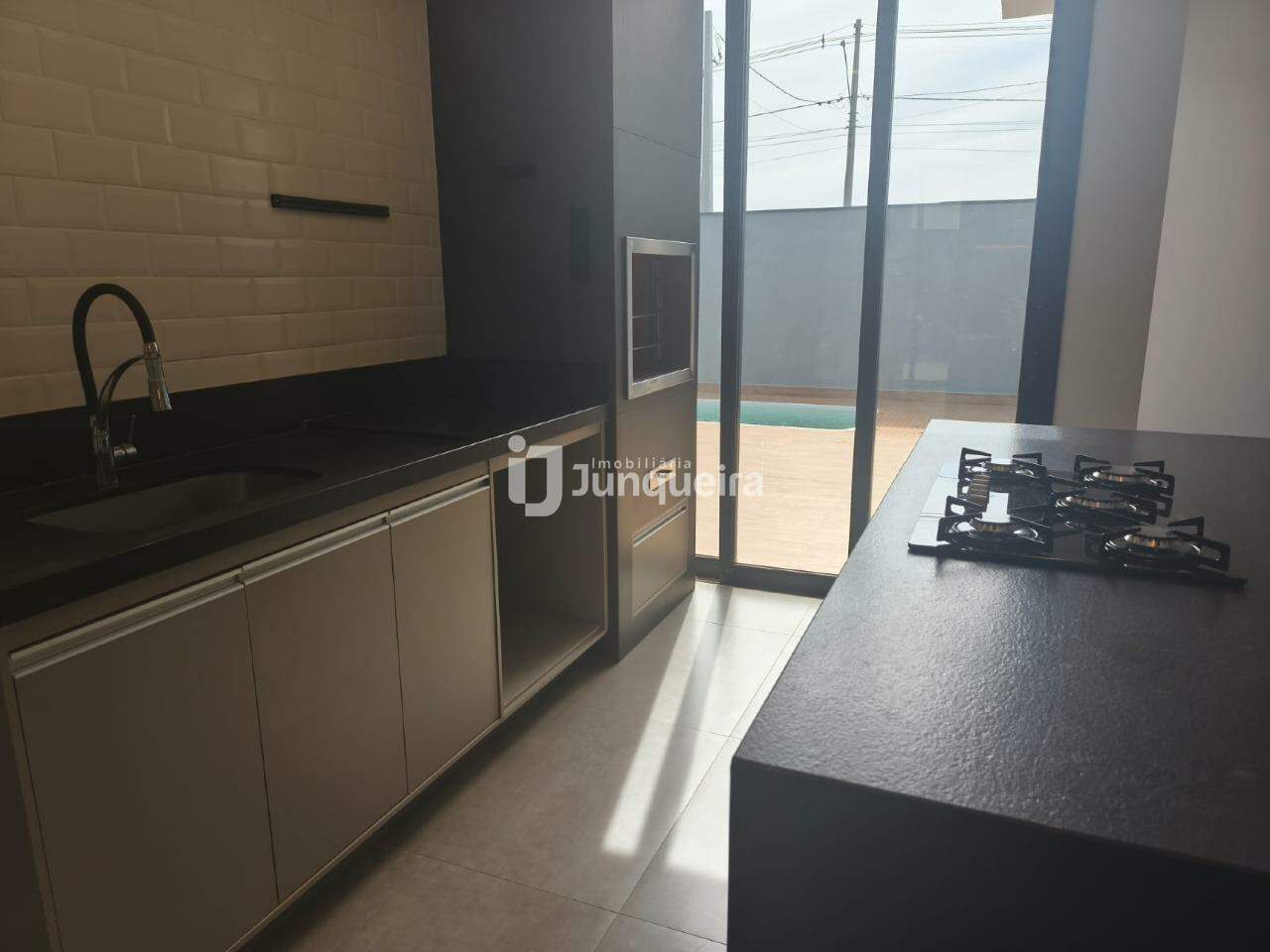 Casa em Condomínio para alugar no Quinta do Engenho, 3 quartos, sendo 3 suítes, 4 vagas, no bairro Jardim São Cristóvão I em Rio das Pedras - SP